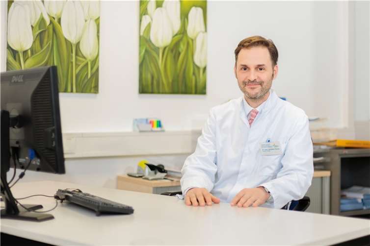 Im Rahmen eines kostenlosen Infoabends informiert Dr. Christian Fisang, Chefarzt der Urologie am Krankenhaus Maria Hilf in Bad Neuenahr, über fortschrittliche Therapiemöglichkeiten bei urologischen Erkrankungen.  Foto: Joachim Gies | Marienhaus