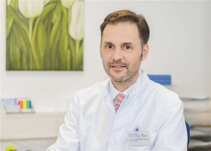 Im Rahmen eines kostenlosen Infoabends informiert Dr. Christian Fisang, Chefarzt der Urologie am Krankenhaus Maria Hilf in Bad Neuenahr, über Prostatakrebs.Foto: Joachim Gies