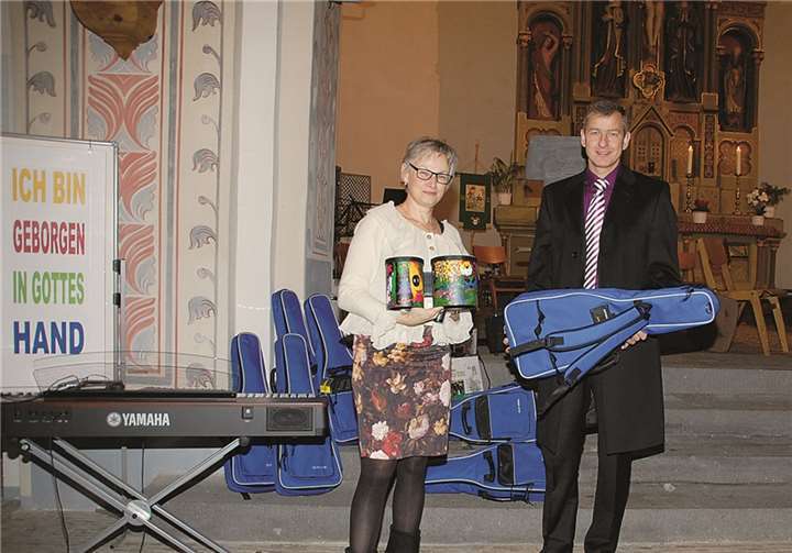 Im Rahmen eines vorweihnachtlichen Konzertes in der Pfarrkirche Sankt Arnulfus in Nickenich überreichte RWE-Kommunalbetreuer Michael Dötsch Bongos und Gitarren an die Leiterin der Kreismusikschule Lucia Stark.  privat