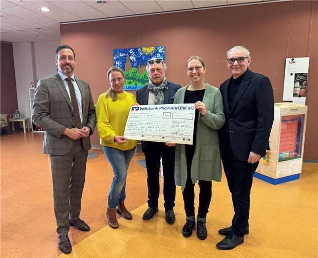 Im Rahmen ihrer 400-Jahr-Feier sammelten die Mitglieder eine Spende in Höhe von 500 Euro, die in einem offiziellen Termin, an Oberbürgermeister Christian Greiner und das Haus der Familie übergeben wurde. Foto: Stadtverwaltung Andernach / Elline Köckritz
