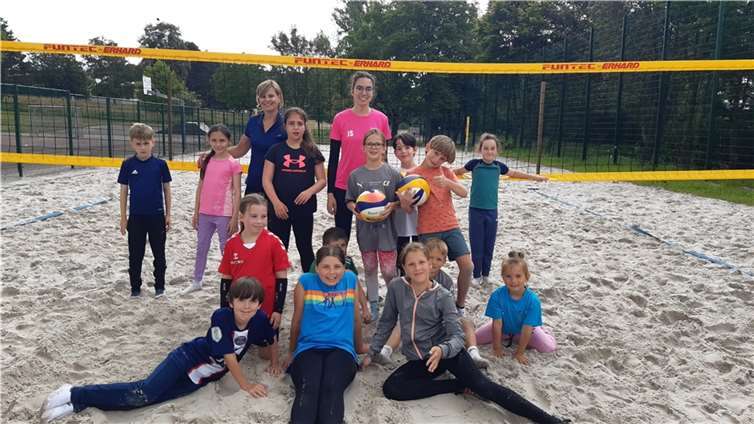 Im Rahmen ihrer Projektwoche erschienen insgesamt 30 Grundschüler, aufgeteilt in zwei Gruppen, auf dem Beachplatz an der regionalen Schule, um den besonders im Sommer beliebten Sport Beachvolleyball kennenzulernen. Fotos: privat