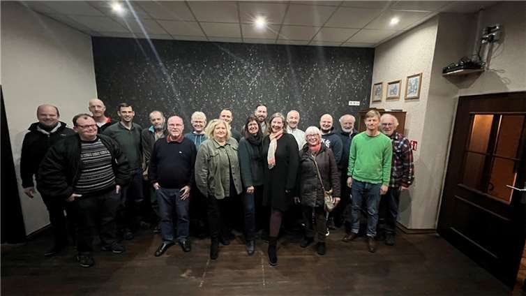 Im Rahmen ihrer Wahlversammlung haben die Mitglieder der GRÜNEN Ortsverband Neuwied Regine Wilke und Joachim Adler zu ihren Spitzenkandidaten für die Stadtratswahl bei der Kommunalwahl 2024 gewählt. Foto: privat