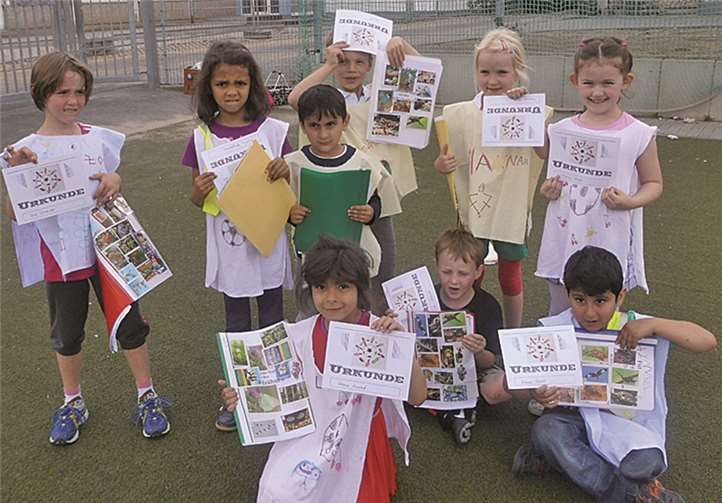 Im Rahmen ihrer eigenen Fußball-WM haben die Vorschulkinder des Kindergartens „Arche Noah“ nicht nur Fußball spielen geübt, sondern auch etwa über andere Länder gelernt. privat