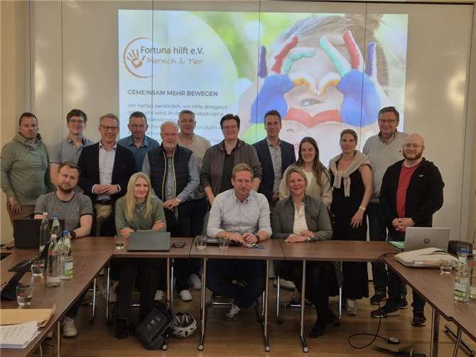 Im Rahmen ihrer jüngsten Fraktionssitzung durfte die CDU-Fraktion im Stadtrat einen besonderen Gast begrüßen: Die Vorsitzende des gemeinnützigen Vereins Fortuna hilft e.V., Frau Klaudia Skodnik, stellte die vielfältige Arbeit ihres Vereins vor und diskutierte mit den Mitgliedern der Fraktion über mögliche Formen künftiger Zusammenarbeit. Foto: Peter Ropertz