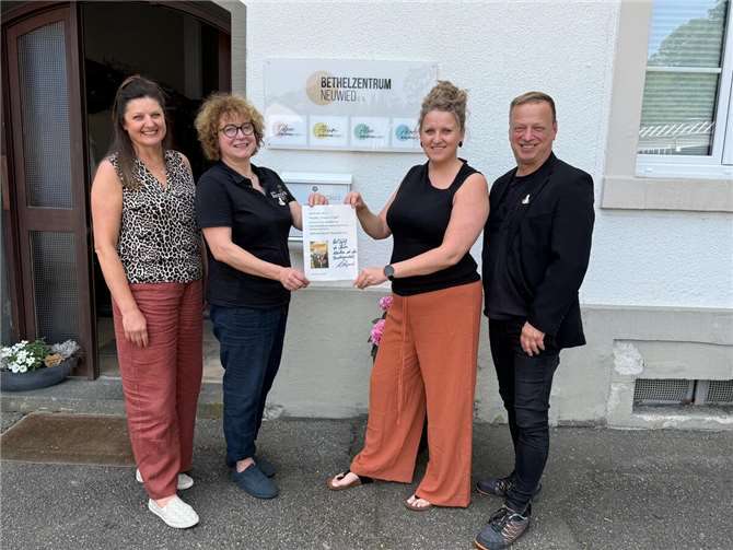 Im Rahmen ihres Benefizprojektes übereichten die historische 1. Bundeskönigin des Bundes der Historischen Deutschen Schützen, Andrea Reiprich, und „Prinzgemahl“ Thomas Herschbach eine Spende von 500 Euro an das Bethel-Zentrum Neuwied mit Lilly Rempel und Erika.Foto: Paschalis Baylon