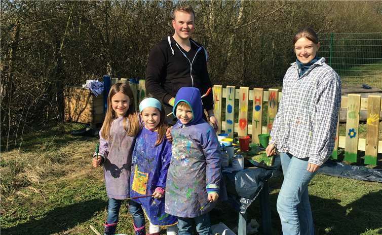 Im Rahmen ihres Sozialprojekts haben die Volksbank-Azubis Lara Fritsche und Marc Schmickler in der Kita Chateau-Renault in Mülheim-Kärlich gemeinsam mit den Kindern einen Zaun als Teichabgrenzung errichtet und gestrichen.privat