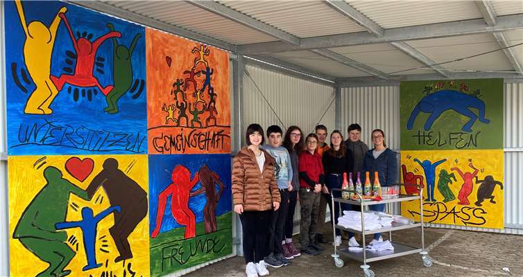 Im Rahmen ihres eigenverantwortlichen Kunst-Projekts hat Leer mit den 16- bis 19-jährigen Schülerinnen und Schülern der Werkstufen-Klasse großflächige Kunststoffplatten nach Vorlagen des Künstlers „Keith Haring“ bemalt und diese mit einer Bildinterpretation in Graffitischrift unterlegt. Die Kunstwerke verschönern den Pausenpavillon auf dem Schulhof in der Genovevastraße. Weitere Informationen und Bilder zum Kunstprojekt und zur Schule gibt es auf der Schulhomepage: www.genoveva-schule.de.Foto: privat