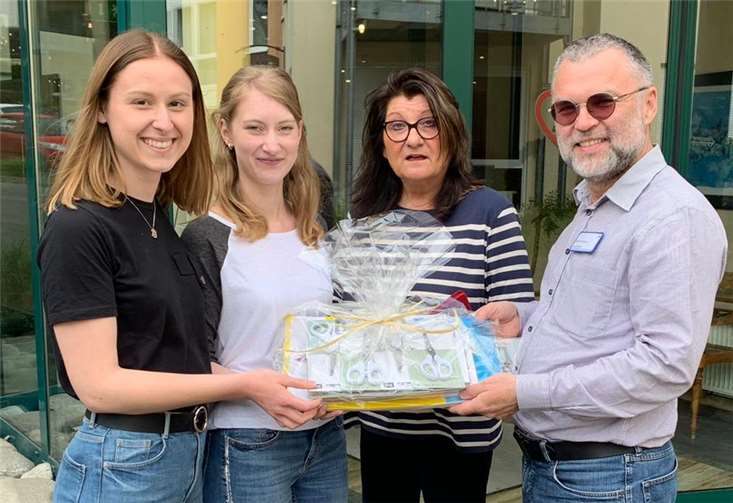 Im Rahmen ihres sozialen Projekts unterstützten die Azubis der Volksbank RheinAhrEifel Christina Blechinger und Anna Harder eine Woche lang die Mitarbeiter und Bewohner des AWO-Seniorenzentrums in Weißenthurm und überreichten zum Abschluss ein Geschenk an Marita Hammes und Manfred Anton von der AWO (v. li.).Foto: privat