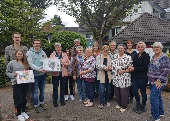 Im Rahmen ihres sozialen Projekts unterstützten die Azubis der Volksbank RheinAhrEifel Alena Kunz, Julian Leeser und Nils Braunschädel (v. l. n. r.) eine Woche lang die Mitarbeiter und Bewohner des Seniorenzentrums Maranatha in Bad Bodendorf und überreichten zum Abschluss ein Geschenk.Foto: privat