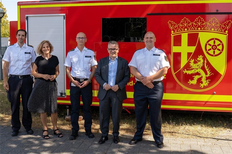 Im Rahmen seiner Sommer-Tour zum Thema „Sicherheit in unserer Region“ informierte sich Thorsten Rudolph beim Landesamt für Brand- und Katastrophenschutz Rheinland-Pfalz gemeinsam mit Anna Köbberling über den weiteren Aufbau der Behörde sowie aktuelle Herausforderungen im Brand-, Katastrophen- und Bevölkerungsschutz.