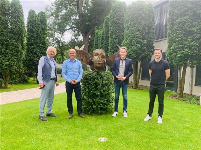 Im Rahmen seiner Sommerreise ist Generalsekretär und SPD-Kreisvorsitzender Marc Ruland mit Kunstkenner Bernhard Ehl und Kevin Pontes, dem Vorstandsvorsitzenden der Anne-Ehl-Stiftung, verabredet. Gemeinsam mit dem SPD-Bundestagskandidaten Christoph Schmitt wollen sie sich die Skulpturenschau in der Grünanlage des Hotels Einstein und in der Hotellobby ansehen.Foto: privat