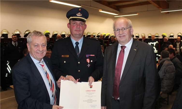 Im Rahmen seiner Verabschiedung als Wehrleiter der VG Zell wurde KFI Markus Morsch mit dem Goldenen Feuerwehrehrenzeichen am Band geehrt.Foto: TE