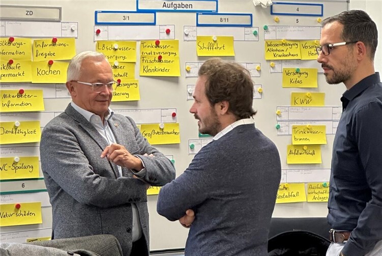 Im Rahmen seiner Winter-Übung im Brand- und Katastrophenschutzzentrum hat der Verwaltungsstab des Landkreises Neuwied erneut seine Einsatz- und Handlungsfähigkeit unter Beweis gestellt.  Foto: Thomas Herschbach und Martin Boden