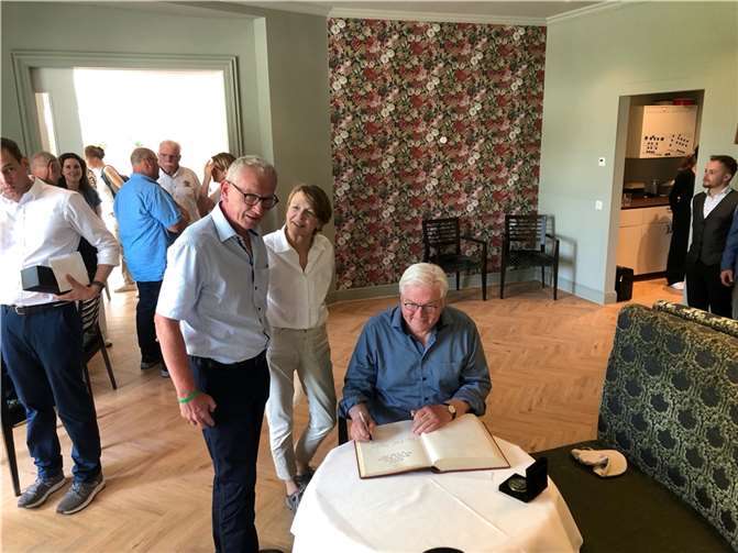 Im Rahmen seines Besuchs trug sich der Bundespräsident zudem in das Goldene Buch der Stadt Bad Neuenahr-Ahrweiler ein.  Foto: Stadtverwaltung