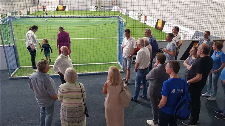 Im Rahmen von Führungen durch die neue Halle (hier der Soccercage-Bereich) konnten sich die Anwesenden ein Bild von den neuen Räumlichkeiten machen.