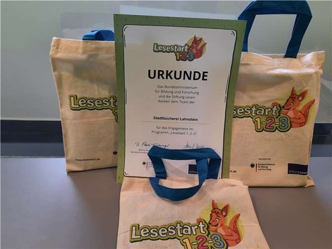 Im Rahmen von „Lesestoff 1-2-3“ können in der Stadtbücherei Lahnstein kostenfreie Lesestart-Sets für Dreijährige abgeholt werden.  Foto: Heike Handlos/Stadtverwaltung Lahnstein