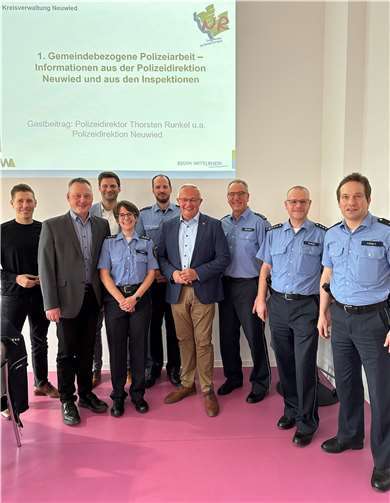 Im Rahmen von zwei Tagungen mit Landrat Achim Hallerbach informierten die Chefs aller Polizei- und Kriminalinspektionen der Polizeidirektion Neuwied mit deren Leiter Kriminaldirektor Thorsten Runkel über ihre Arbeit.  Foto: Thomas Herschbach