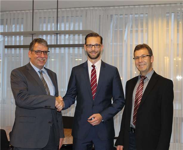 Im Rathaus Montabaur: Der Erste Beigeordnete Andree Stein (l.) und Büroleiter Reiner Nebgen (r.) hießen den neuen Bürgermeister Ulrich Richter-Hopprich an seinem ersten Arbeitstag willkommen. VG Montabaur