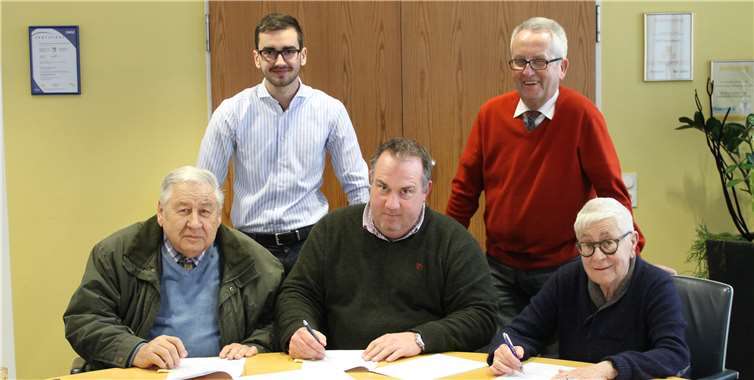 Im Rathaus Montabaur wurden die Jagdpachtverträge für Teile des Stadtwalds neu abgeschlossen: (vorne v.l.) Die Jagdpächter Paul Weisbrod, Carlo Rossbach und Christa Stendebach sowie der Erste Stadtbeigeordnete Gerd Frink (hinten r.) und Manuel Zepp von der Jagd- und Forstverwaltung der Verbandsgemeinde. Auf dem Bild fehlt Markus Stendebach. Foto: privat