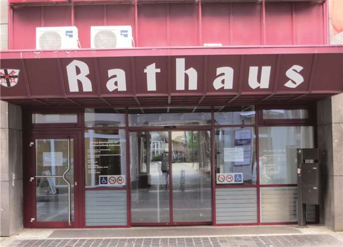 Im Rathaus arbeiten engagierte Mitarbeiter auch für die menschenfreundliche Aufnahme von Flüchtlingen. Flankiert werden die verwaltungsmäßigen Maßnahmen von einer Vielzahl ehrenamtlicher Helfer sowie gemeinnütziger Organisationen.MKA