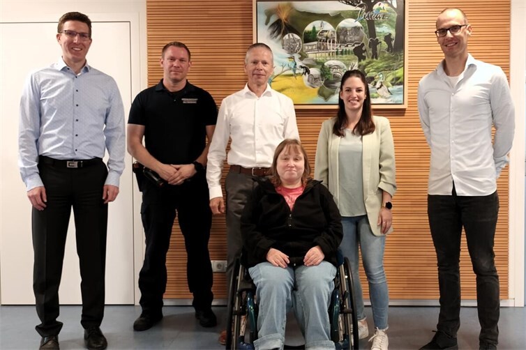 Im Rathaus der VG Pellenz in Plaidt begrüßen Sebastian Busch, Thorsten Kreuz, Oliver Fender, Daniela Friedrichs und Stephan Ristow Sabrina Kowald bei ihrem Besuch