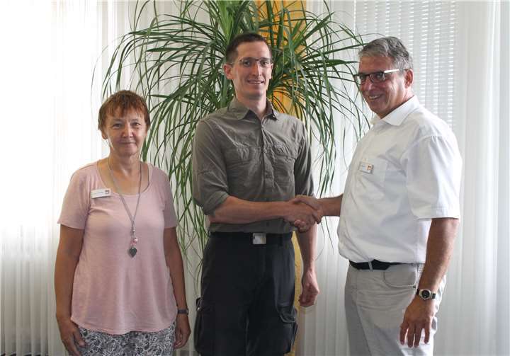 Im Rathaus in Montabaur begrüßte der Erste Beigeordnete Andree Stein (r.) den neuen Forstrevierleiter Philipp Gräf als neuen Mitarbeiter in der Verbandsgemeindeverwaltung. Der Forst gehört zum Fachbereich Finanzen und Forstwirtschaft, der von Margit Winseer geleitet wird. privat