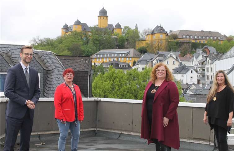 Im Rathaus in Montabaur wurde der Kooperationsvertrag „Gemeindeschwester plus“ unterzeichnet. Mit dabei waren: v.li. Bürgermeister Ulrich Richter-Hopprich und die Generationsbeauftragte Judith Gläser von der VG Montabaur sowie Caritasdirektorin Stefanie Krones und Abteilungsleiterin Claudia Brockers auf Seiten des Caritasverbandes.Foto: privat