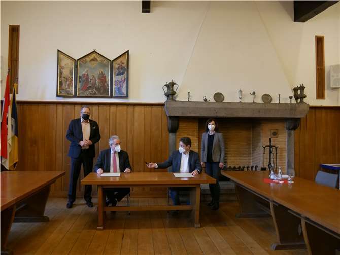 Im Rathaus wurde die Vereinbarung unterzeichnet.