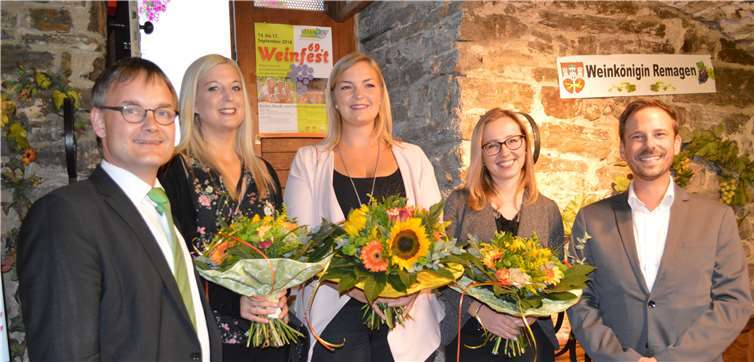 Im Rathauskeller wurden die neuen Remagener Weinmajestäten offiziell vorgestellt (v. r.): Bürgermeister Bürgermeister Björn Ingendahl, Weinprinzessin Alicia Lepoldt, Weinkönigin Lara Vanessa Huhn, Weinprinzessin Carina Werff und Tourismusleiter Marcel Möcking.AB