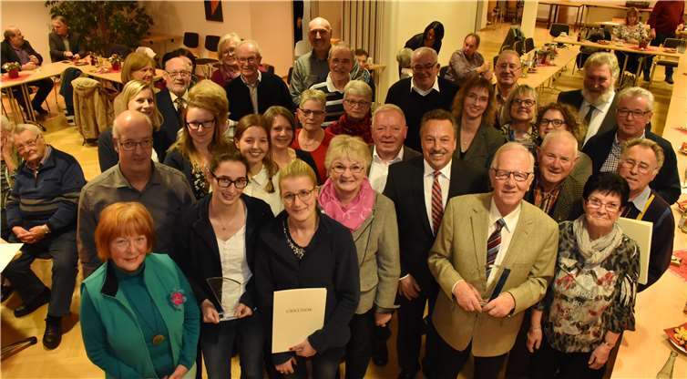 Im Ratssaal der Verbandsgemeinde wurden zahlreiche Bürger für ihr ehrenamtliches Engagement ausgezeichnet. HEP