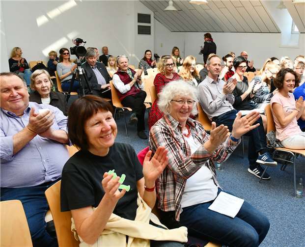 Im Ratssaal des Sinziger Rathauses verfolgten rund 50 begeisterte Zuhörer die mittlerweile dritte Auflage des Barbarossa-Slam.