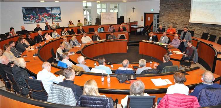 Im Ratssaal informierten sich etwa 50 Interessierte über den geplanten Ausbau der Goethestraße. Foto: Stadt Andernach/Maurer
