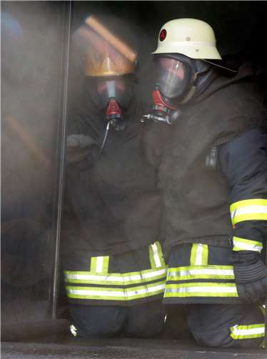 Im Rauch herrschen schlechte Sicht und extrem hohe Temperaturen.