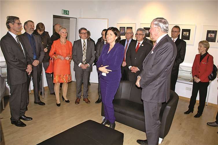 Im Raum der Sonderausstellung begrüßte Klaus-Henning Rosen die Ministerpräsidentin offiziell.  DL