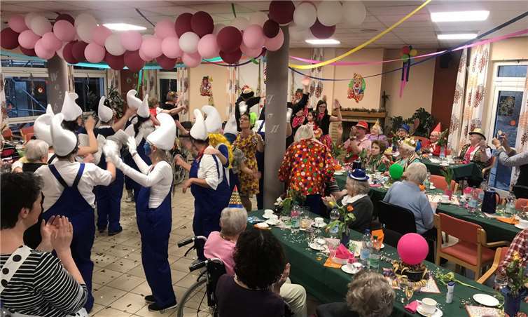 Im Raum herrschte pure Karnevalsstimmung bei buntem Programm.Fotos: privat