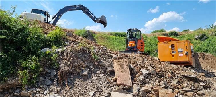 Im Reduit lässt das Zentrale Gebäudemanagement derzeit mit schwerem Gerät den Schutt des gesprengten Gebäudes entfernen. Foto: Stadt Koblenz / Michael Karkosch