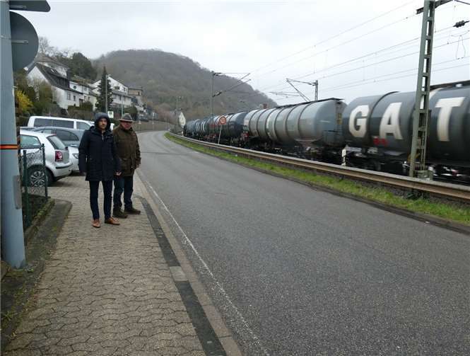 Im Regen machen sich Bürgermeister Björn Ingendahl und Rolf Papen in Oberwinter ein Bild. Foto: privat