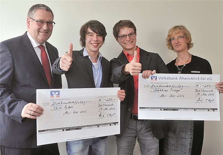 Im Regionalmarkt AhrBrohltal überzeugten gleich zwei Abiturienten mit einem Notendruchschnitt von 1,0: v.li. Peter Diewald, Oliver Giffels, Mathieu Pinger, Elke Vogel.