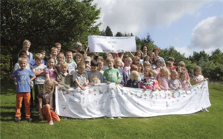 Im Reifferscheider Kindergarten freut man sich über die zurückgekehrten Banner aus Ruanda.privat