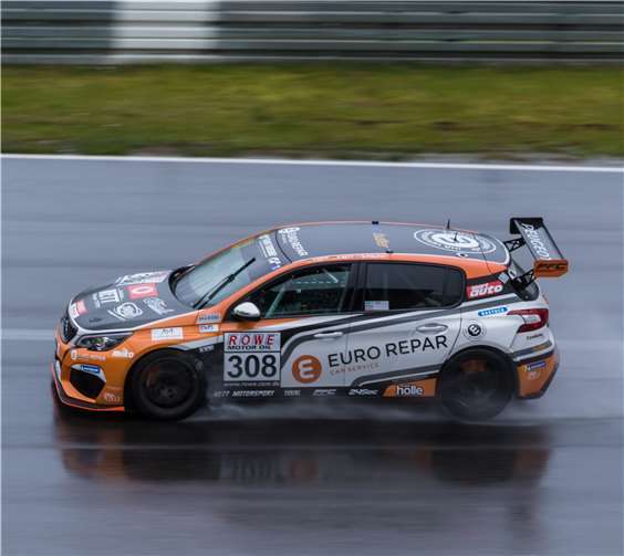 Nett Motorsport bittet zum Regentanz  Im Rennen konnte Startfahrer Jürgen Nett am Start sofort einige Plätze gut machen, er ließ sich dabei auch vom Regen nicht beeindrucken.