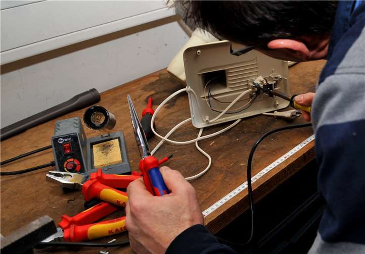 Im Reparatur-Café von „Ich bin dabei“ kann man defekte Elektrogeräte richten lassen. Stadt Andernach