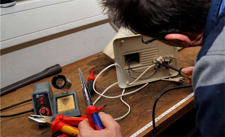 Im Reparatur-Café werden Haushaltsgeräte von ehrenamtlichen Kräften wieder in Schuss gebracht. Stadt Andernach/Maurer