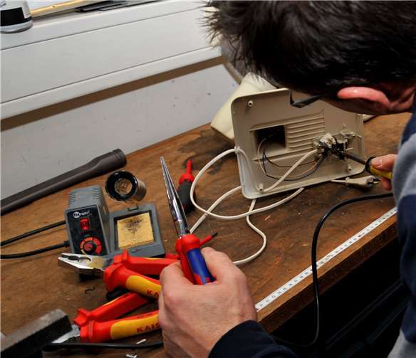 Im Reparatur-Café werden Haushaltsgeräte von ehrenamtlichen Kräften wieder in Schuss gebracht.Stadt Andernach (Maurer)