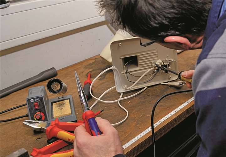 Im Reparatur-Café werden Haushaltsgeräte wie Föhn oder Mixer, aber auch Lampen und vieles mehr von ehrenamtlichen Kräften wieder in Schuss gebracht. Gleichzeitig findet auch die Pflanzentauschbörse statt.Stadt Andernach/Maure