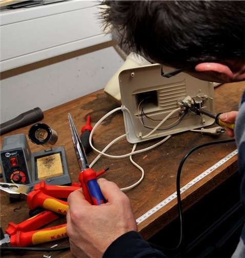 Im Reparatur-Café werden Haushaltsgeräte wie Föhn oder Mixer, aber auch Lampen und vieles mehr von ehrenamtlichen Kräften wieder in Schuss gebracht. Stadt Andernach/Maurer