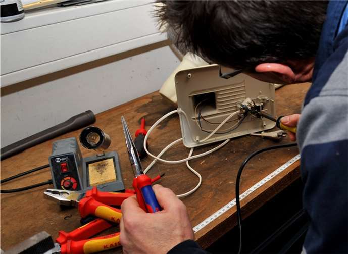 Im Reparatur-Café werden Haushaltsgeräte wie Föhn oder Mixer, aber auch Lampen und vieles mehr von ehrenamtlichen Kräften wieder in Schuss gebracht. privat