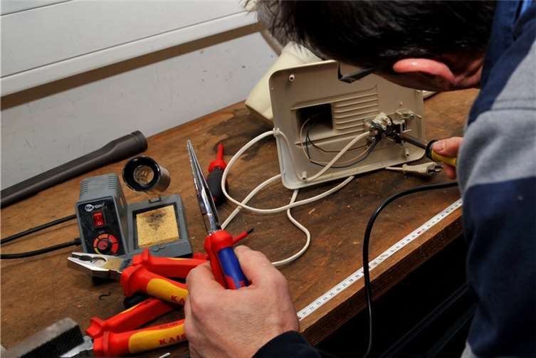 Im Reparatur-Café werden Haushaltsgeräte wie Föhn oder Mixer, aber auch Lampen und vieles mehr von ehrenamtlichen Kräften wieder in Schuss gebracht.Stadt Andernach/Maurer