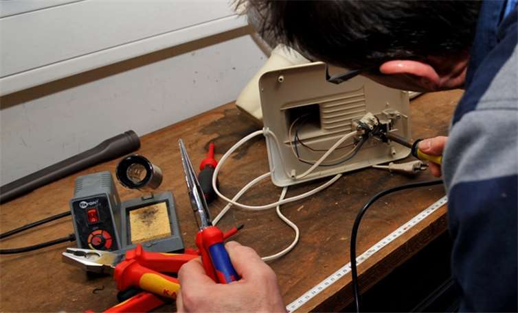 Im Reparatur-Café werden Haushaltsgeräte wie Föhn oder Mixer, aber auch Lampen und vieles mehr von ehrenamtlichen Kräften wieder in Schuss gebracht. Stadt Andernach/Maurer