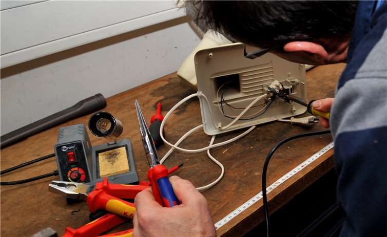 Im Reparatur-Café werden Haushaltsgeräte wie Föhn oder Mixer, aber auch Lampen und vieles mehr von ehrenamtlichen Kräften wieder in Schuss gebracht. Stadt Andernach/Maurer