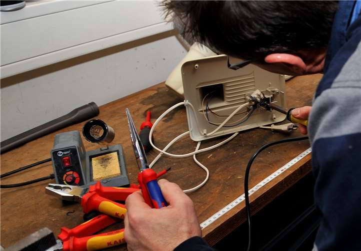Im Reparatur-Café werden Haushaltsgeräte wie Föhn oder Mixer, aber auch Lampen und vieles mehr von ehrenamtlichen Kräften wieder in Schuss gebracht.  Stadt Andernach/Maurer